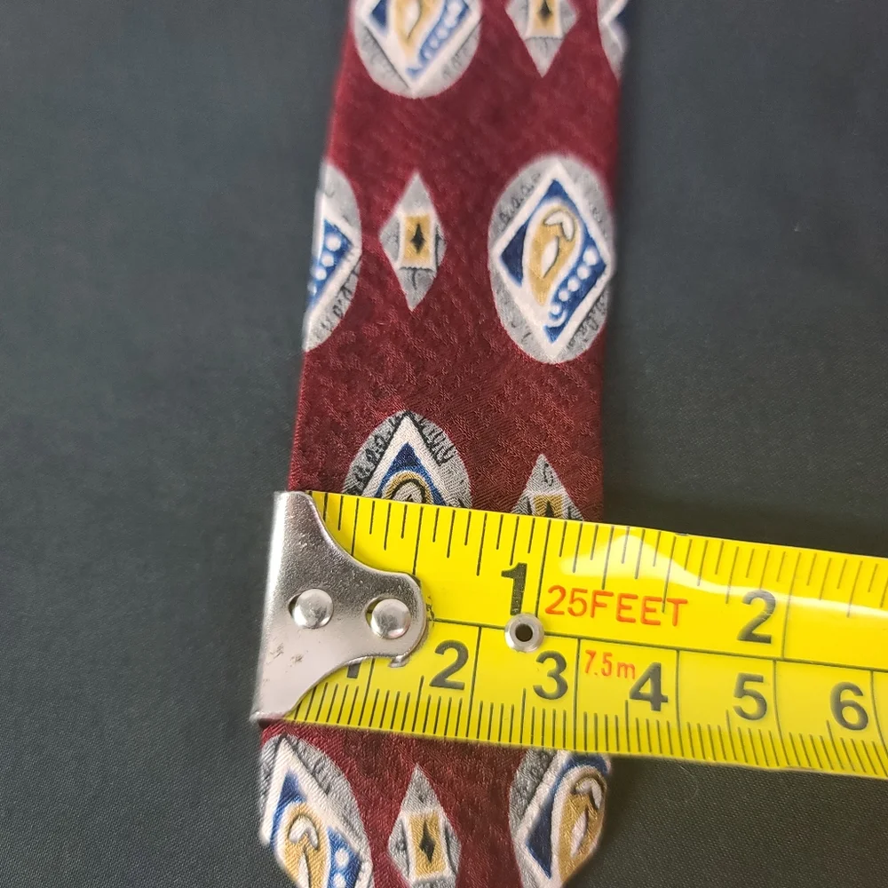 Geoffrey Beene Classic New York  Tie.